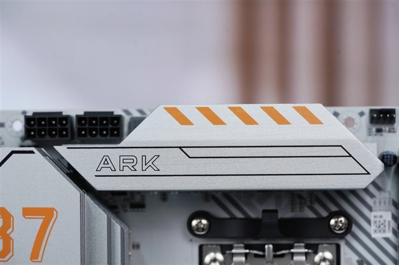 七彩虹CVN X870 ARK FROZEN V14方舟主板评测： 5G网卡+高频内存 锐龙9000舰队新旗舰