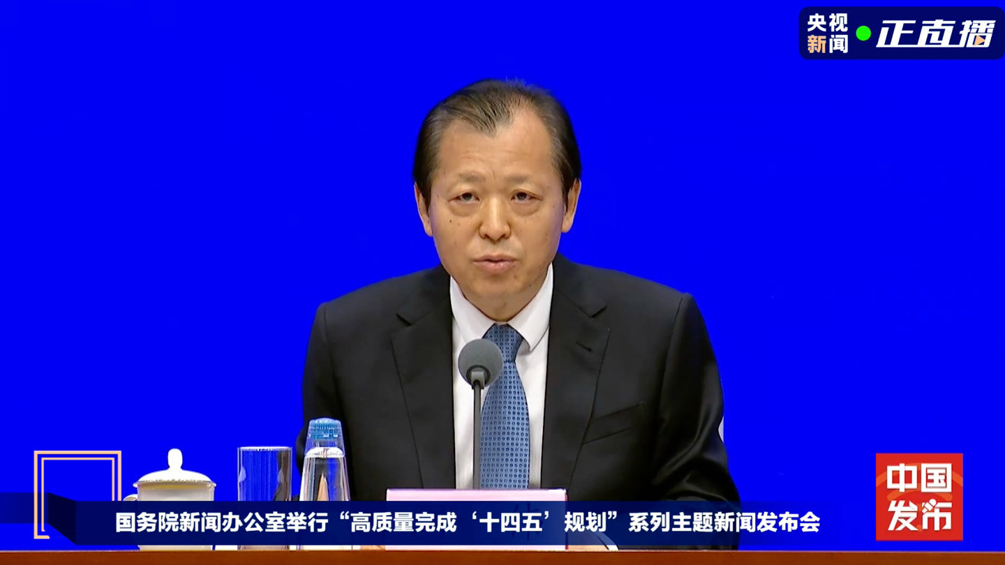 全球最大高速铁路网、高速公路网和邮政快递网，我国高铁营业里程占世界 7 成以上