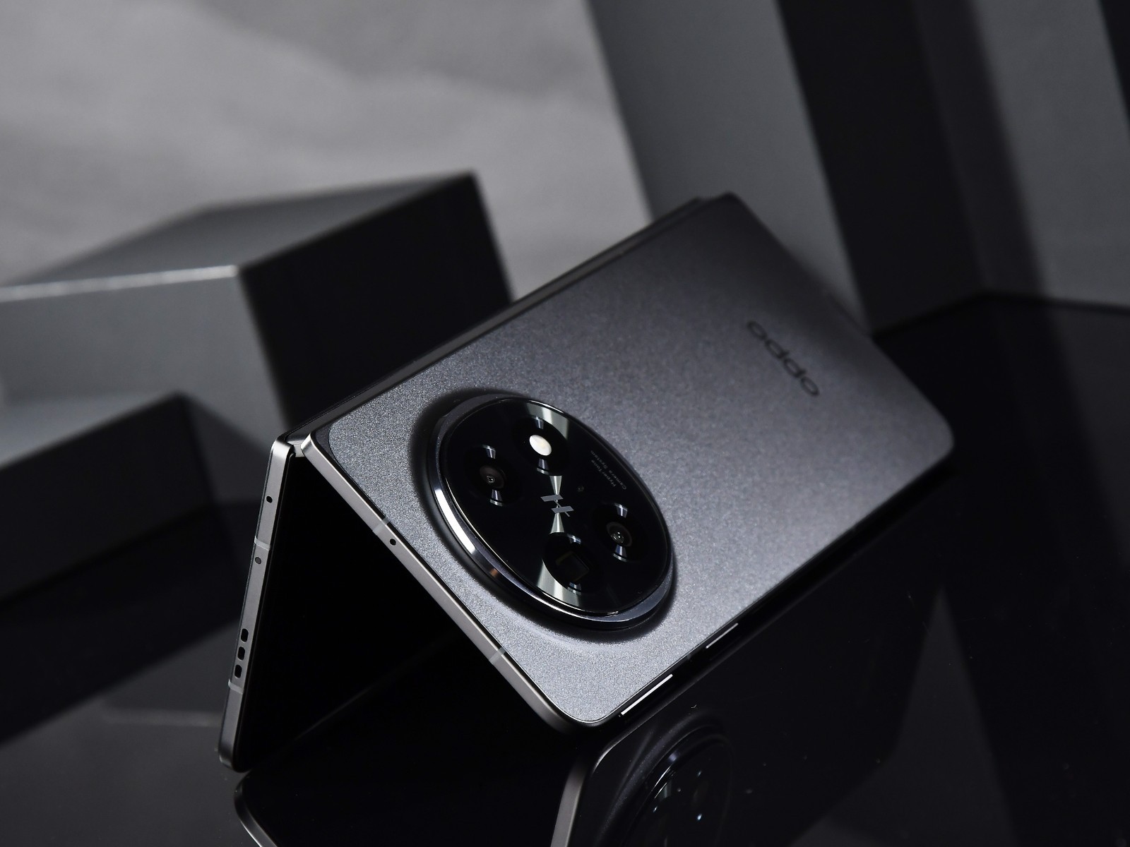 解析OPPO Find N5：为什么高端手机都爱用钛？