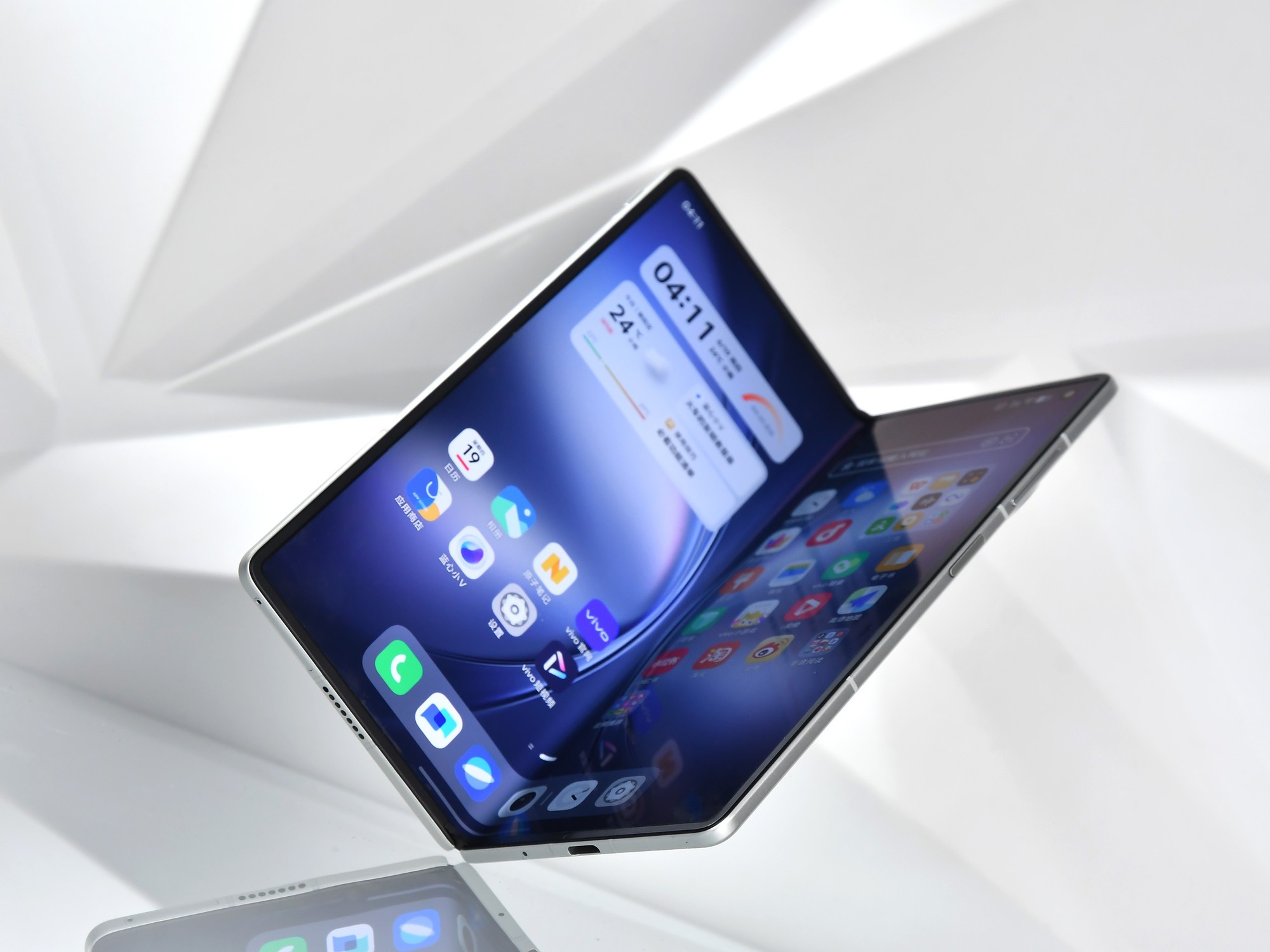 vivo X Fold5设计解读：轻薄极简，果味十足