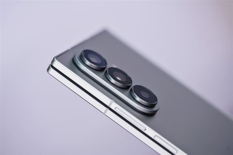 215克全球最轻！三星Galaxy Z Fold7全面评测：新一代折叠霸主诞生
