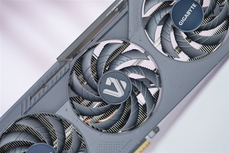 技嘉RTX 5050 GAMING OC显卡评测：升级DLSS 4技术的新版“RTX 4060” 老显卡升级多一个选择