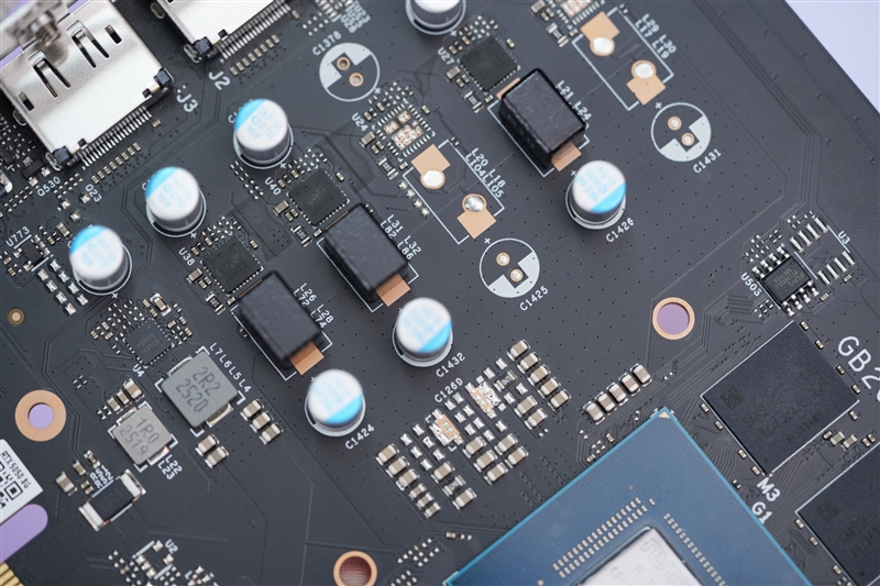 NVIDIA RTX 5050首发评测：DLSS4/AI/生产力全方面飞跃 完美替代RTX 3050