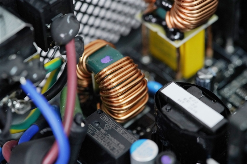 鑫谷数智金牌DM-850G电源评测：双MCU芯片加量不加价！12V输出平稳极限负载超1000W