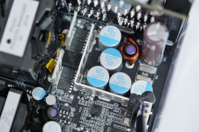 鑫谷数智金牌DM-850G电源评测：双MCU芯片加量不加价！12V输出平稳极限负载超1000W