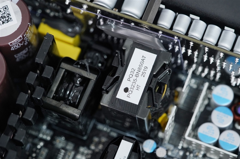 鑫谷数智金牌DM-850G电源评测：双MCU芯片加量不加价！12V输出平稳极限负载超1000W