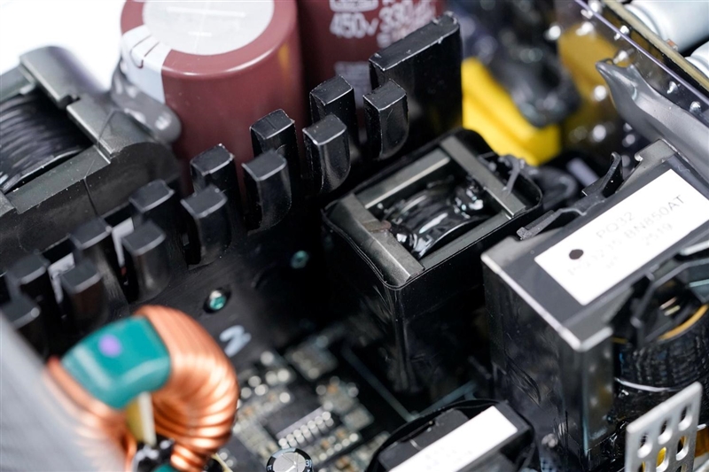 鑫谷数智金牌DM-850G电源评测：双MCU芯片加量不加价！12V输出平稳极限负载超1000W