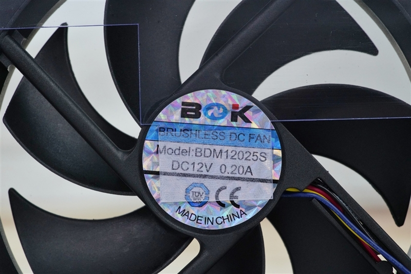 鑫谷数智金牌DM-850G电源评测：双MCU芯片加量不加价！12V输出平稳极限负载超1000W