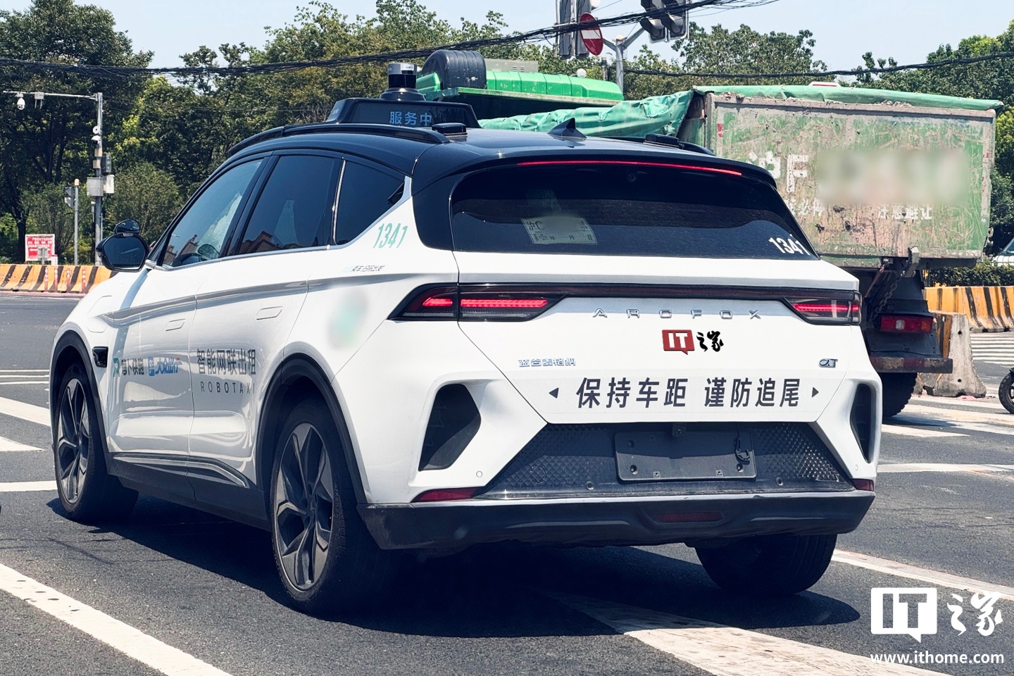 消息称上海 Robotaxi 智能网联汽车新牌照“发放在即”，业界人士回应称“概率很大”