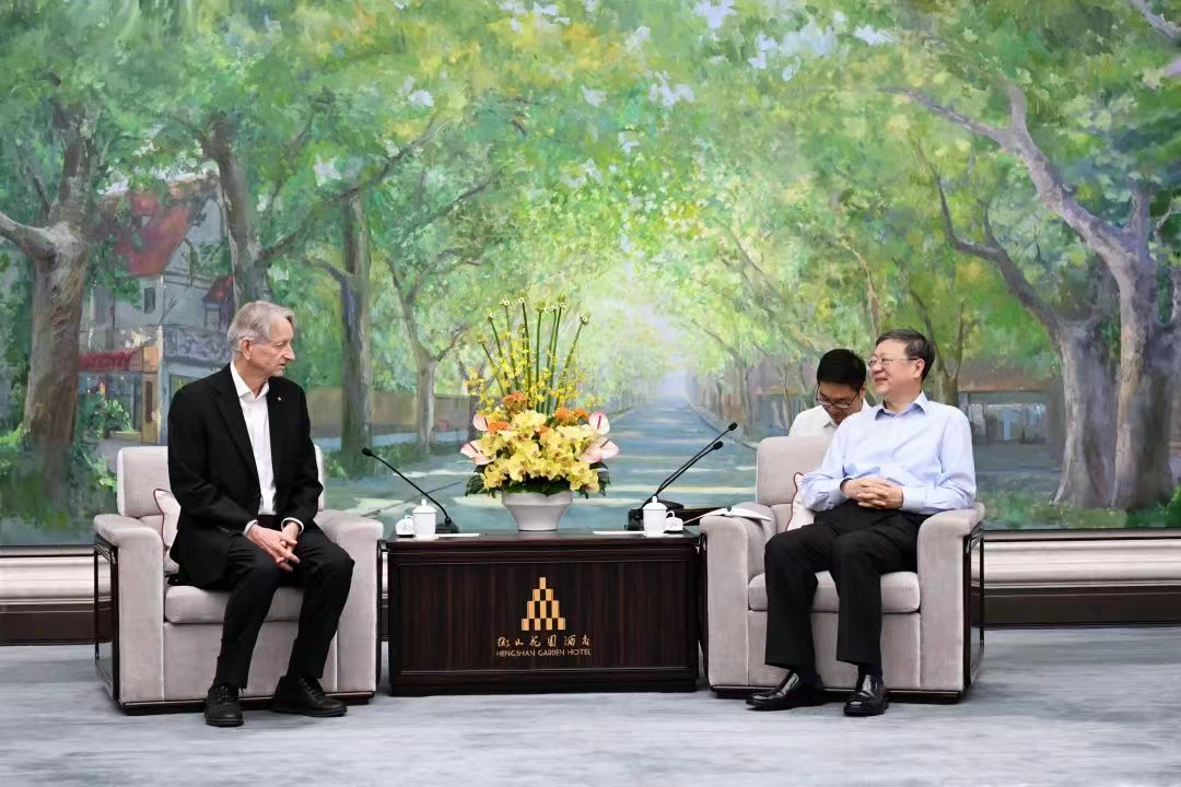 AI 教父 Hinton 首次现身中国，近期再次预警“AI 觉醒临界点”已至