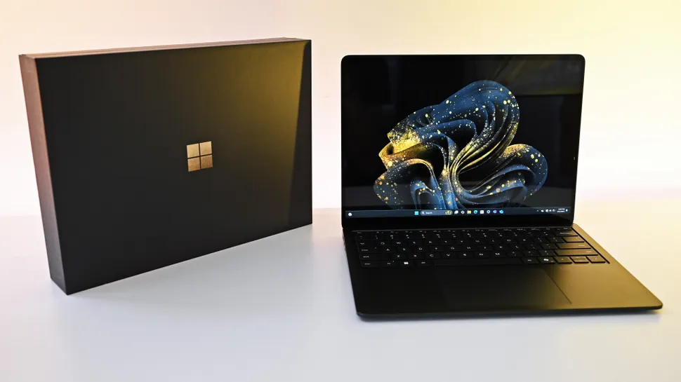 微软向少数幸运儿送出 50 周年纪念版 Surface Laptop 7，拥有金色 Logo、专属壁纸（附下载地址）