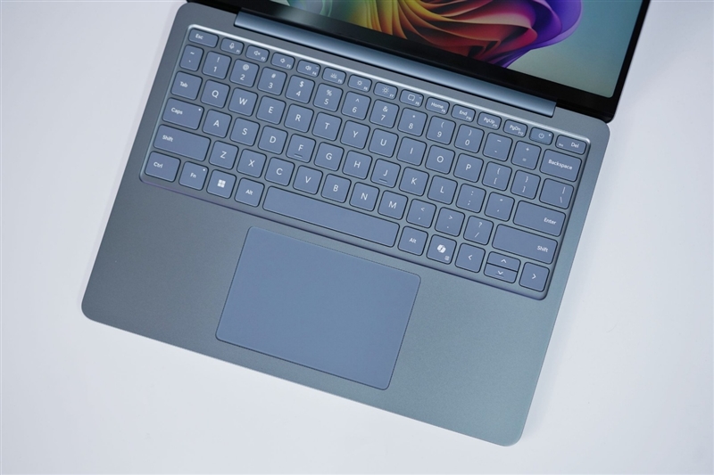 微软Surface Laptop，13英寸笔记本评测：骁龙X Plus性能可用 续航静音极为优秀