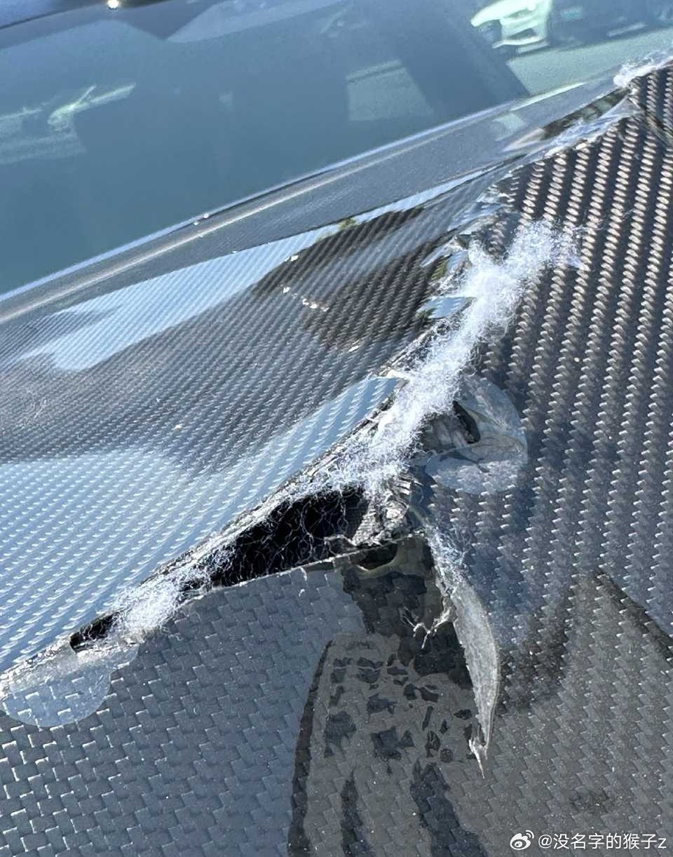 小米 SU7 Ultra 车主澄清碳纤维机盖存在“白色棉花状物质”：防雨车衣内部棉絮被划破的残留