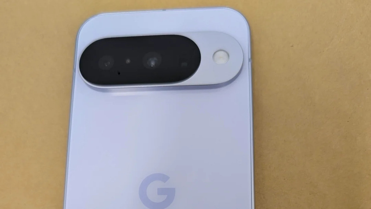 8 月 20 日发布：谷歌 Pixel 10 标准版手机机模曝光，未全面转向 eSIM