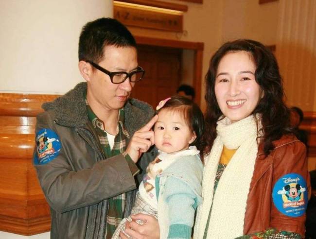 张家辉谈与关咏荷离婚传闻：我觉得不用回应
