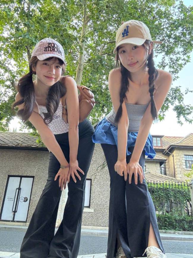 虞书欣晒街头随拍美照！与朋友约会聚餐笑容明媚