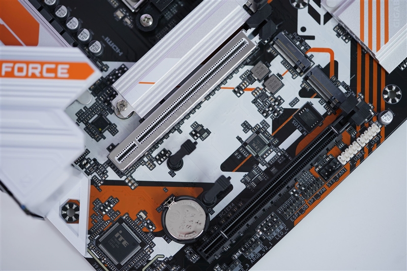 千元大厂主板！技嘉战鹰B850M FORCE WIFI6E评测：一键降低9ns内存延迟