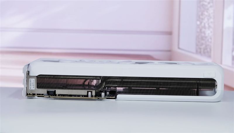电竞叛客RTX 5070 Ti MAX显卡评测：300W性能释放畅玩4K 隐藏电源线设计海景房绝配