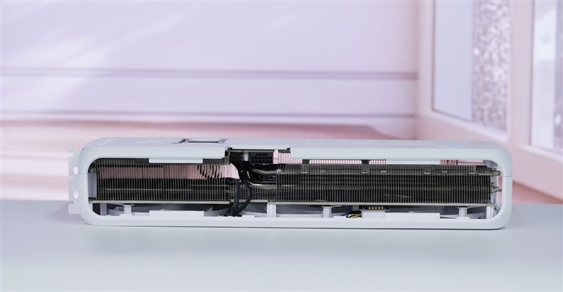 电竞叛客RTX 5070 Ti MAX显卡评测：300W性能释放畅玩4K 隐藏电源线设计海景房绝配