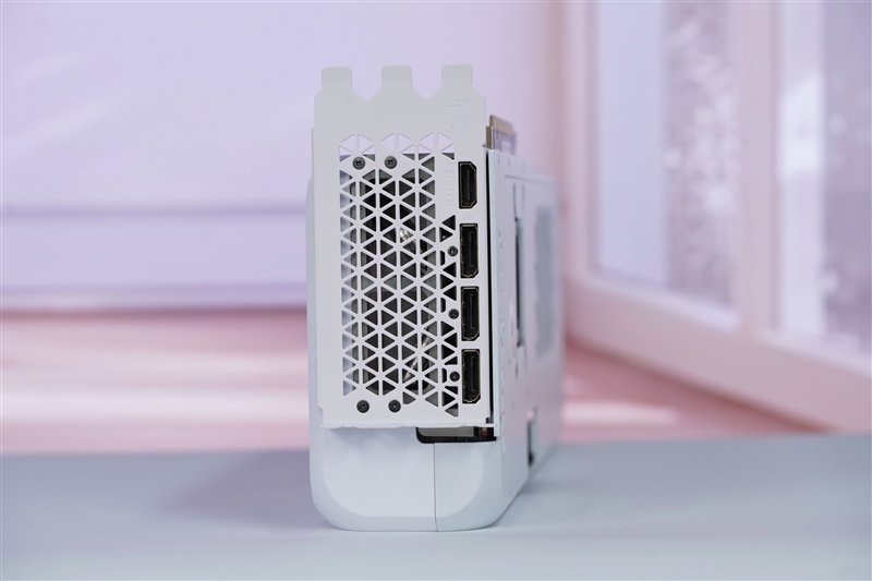 电竞叛客RTX 5070 Ti MAX显卡评测：300W性能释放畅玩4K 隐藏电源线设计海景房绝配