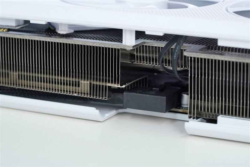 电竞叛客RTX 5070 Ti MAX显卡评测：300W性能释放畅玩4K 隐藏电源线设计海景房绝配
