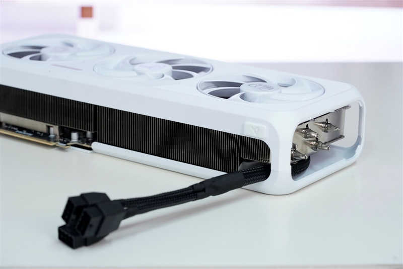 电竞叛客RTX 5070 Ti MAX显卡评测：300W性能释放畅玩4K 隐藏电源线设计海景房绝配