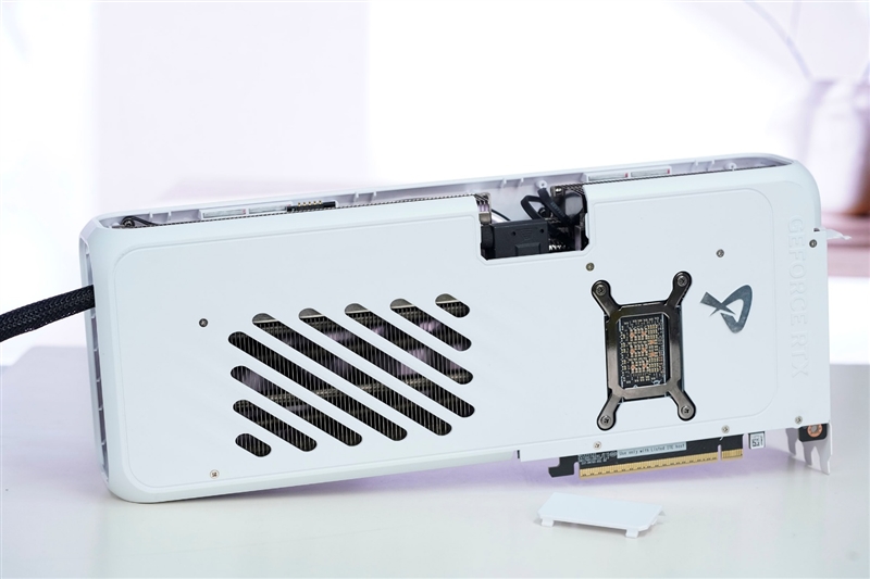 电竞叛客RTX 5070 Ti MAX显卡评测：300W性能释放畅玩4K 隐藏电源线设计海景房绝配
