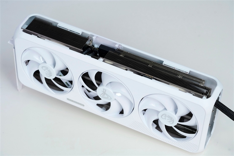 电竞叛客RTX 5070 Ti MAX显卡评测：300W性能释放畅玩4K 隐藏电源线设计海景房绝配