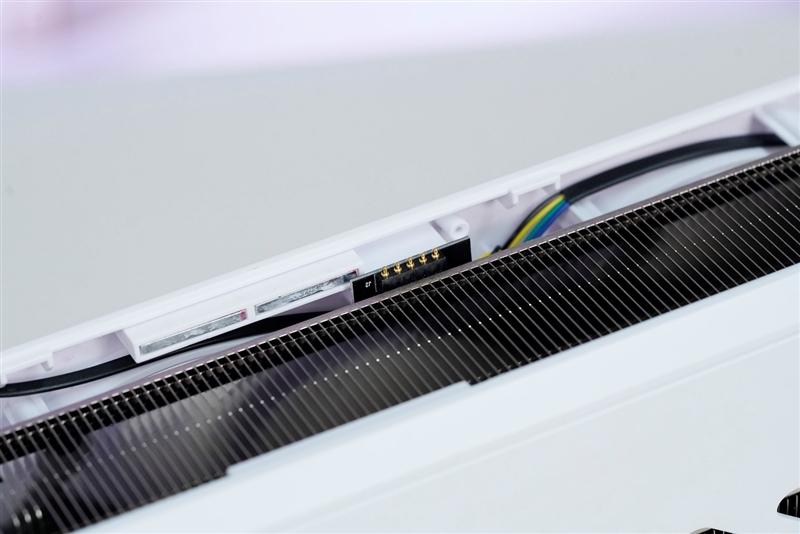 电竞叛客RTX 5070 Ti MAX显卡评测：300W性能释放畅玩4K 隐藏电源线设计海景房绝配