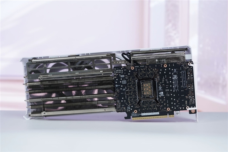 电竞叛客RTX 5070 Ti MAX显卡评测：300W性能释放畅玩4K 隐藏电源线设计海景房绝配