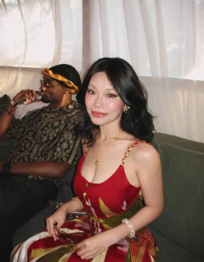 万妮达与黑人男友合照曝光 两人参加好友婚礼