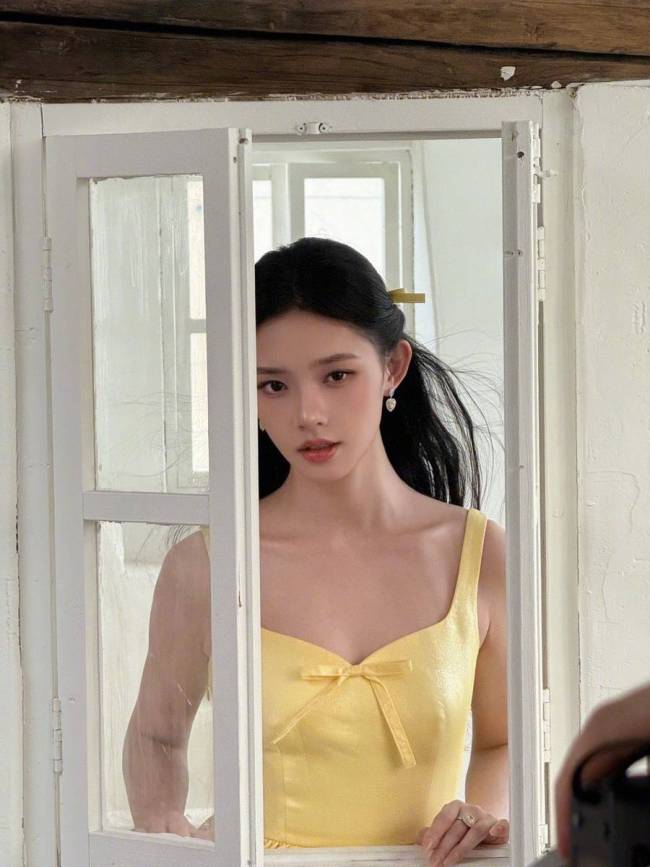 林允一袭黄色长裙明艳动人 莞尔一笑温婉端庄