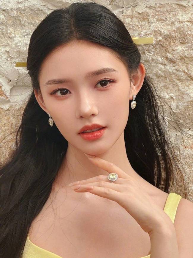 林允一袭黄色长裙明艳动人 莞尔一笑温婉端庄