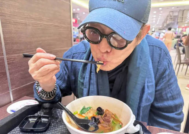 李连杰出院再报平安：出厂咯，吃点好吃的！