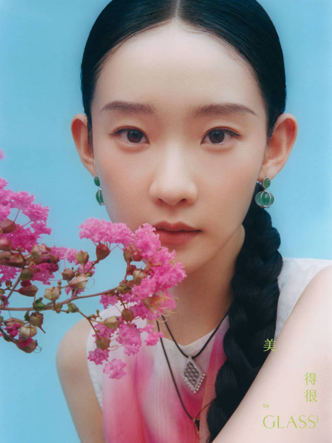 张艺凡麻花辫造型少女感十足 做手工状态认真