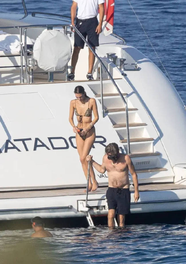 小李子和女友游艇度假 两人穿着泳衣超吸睛