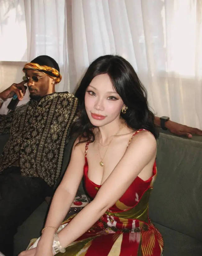 万妮达与黑人男友合照曝光 两人参加好友婚礼