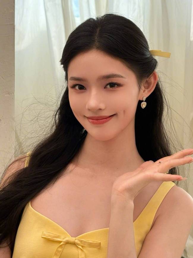 林允一袭黄色长裙明艳动人 莞尔一笑温婉端庄