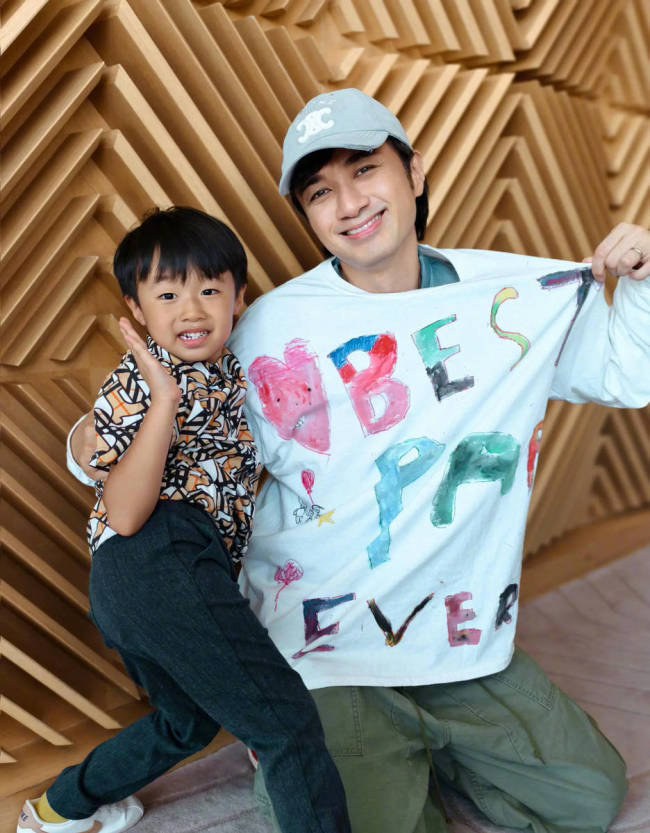 古巨基晒与家人一起庆生合照 抱着儿子眼神好宠溺