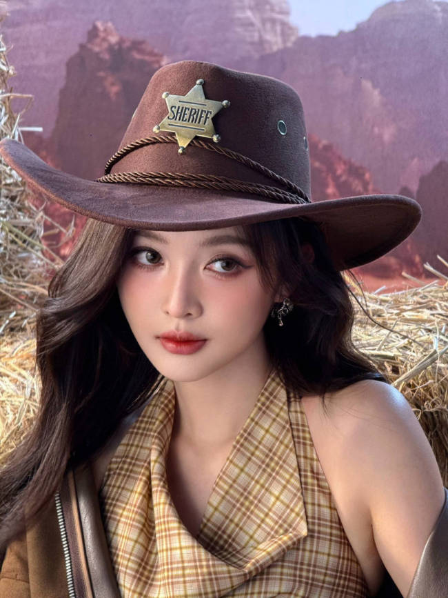 吴宣仪复古穿搭艳丽大气 看向远处动作俏皮