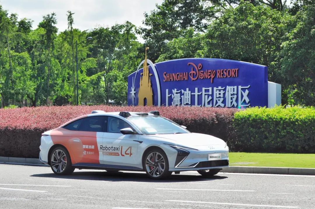 智己汽车 L4 级 Robotaxi 度假区专线开通，迪士尼出发免费抵达浦东机场