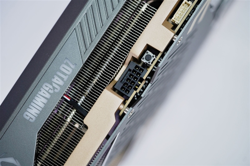 索泰RTX 5090 D v2 24GB SOLID OC显卡评测：性能依旧最强没有对手 顶级玩家的最佳选择