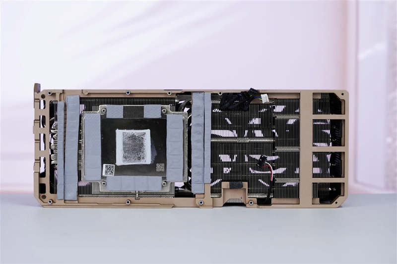 索泰RTX 5090 D v2 24GB SOLID OC显卡评测：性能依旧最强没有对手 顶级玩家的最佳选择