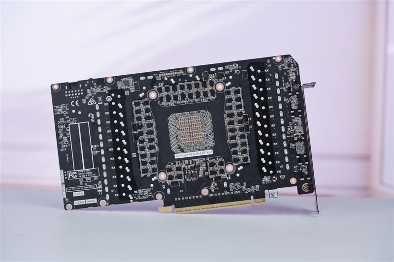 索泰RTX 5090 D v2 24GB SOLID OC显卡评测：性能依旧最强没有对手 顶级玩家的最佳选择