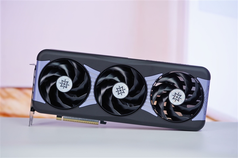 竟比公版强了6%！影驰RTX 5080星曜NOX OC评测：能自由更换上盖与背板