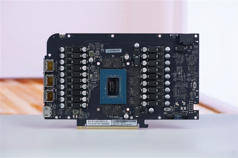竟比公版强了6%！影驰RTX 5080星曜NOX OC评测：能自由更换上盖与背板