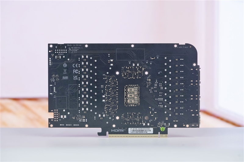 竟比公版强了6%！影驰RTX 5080星曜NOX OC评测：能自由更换上盖与背板