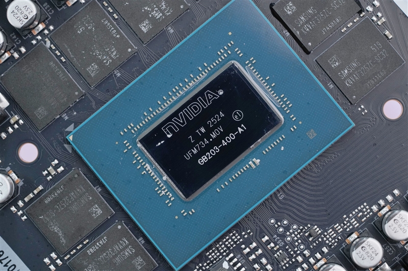 竟比公版强了6%！影驰RTX 5080星曜NOX OC评测：能自由更换上盖与背板