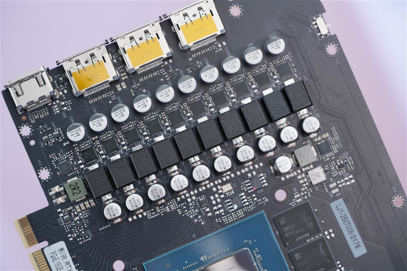 竟比公版强了6%！影驰RTX 5080星曜NOX OC评测：能自由更换上盖与背板