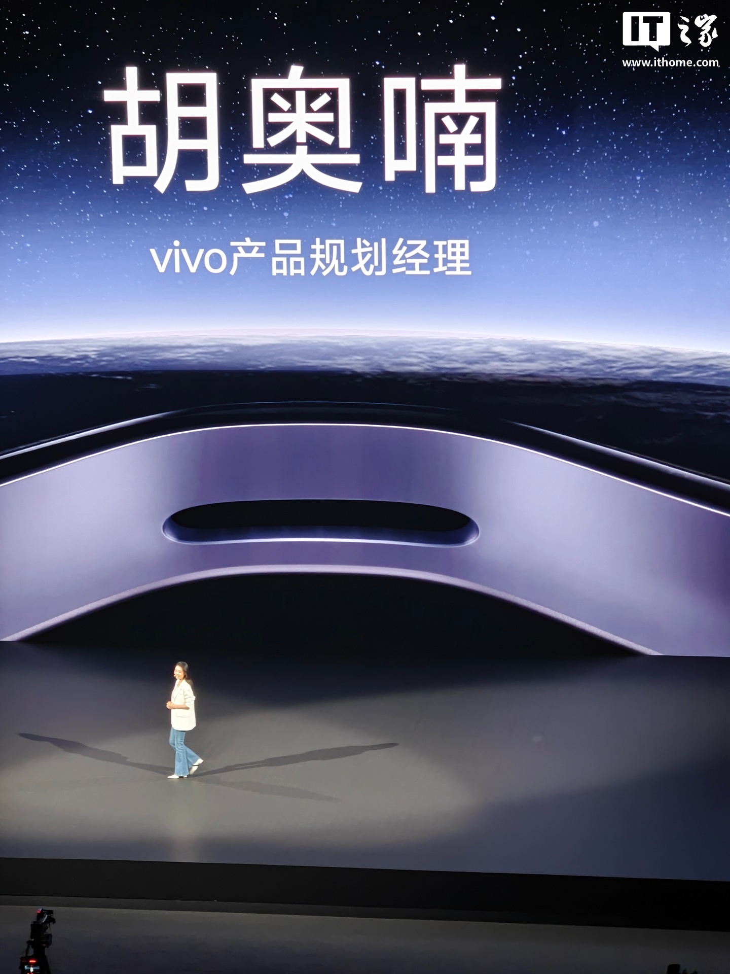 vivo Vision 探索版搭载第二代骁龙 XR2+ 平台，独家推出《桌鼓达人》和《小 V 的旅行》两款 MR 休闲娱乐内容